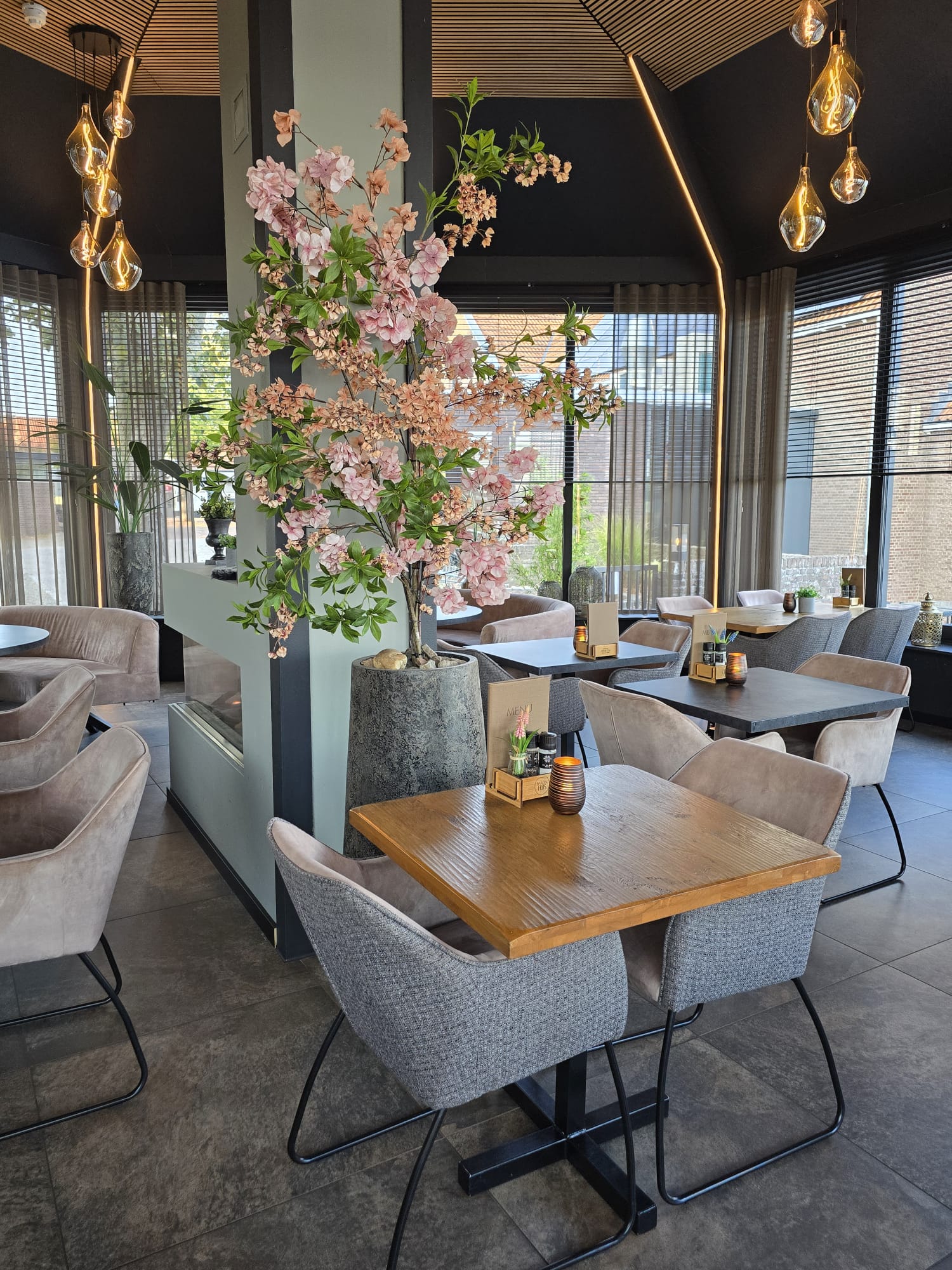 Gedekte tafels in het restaurant