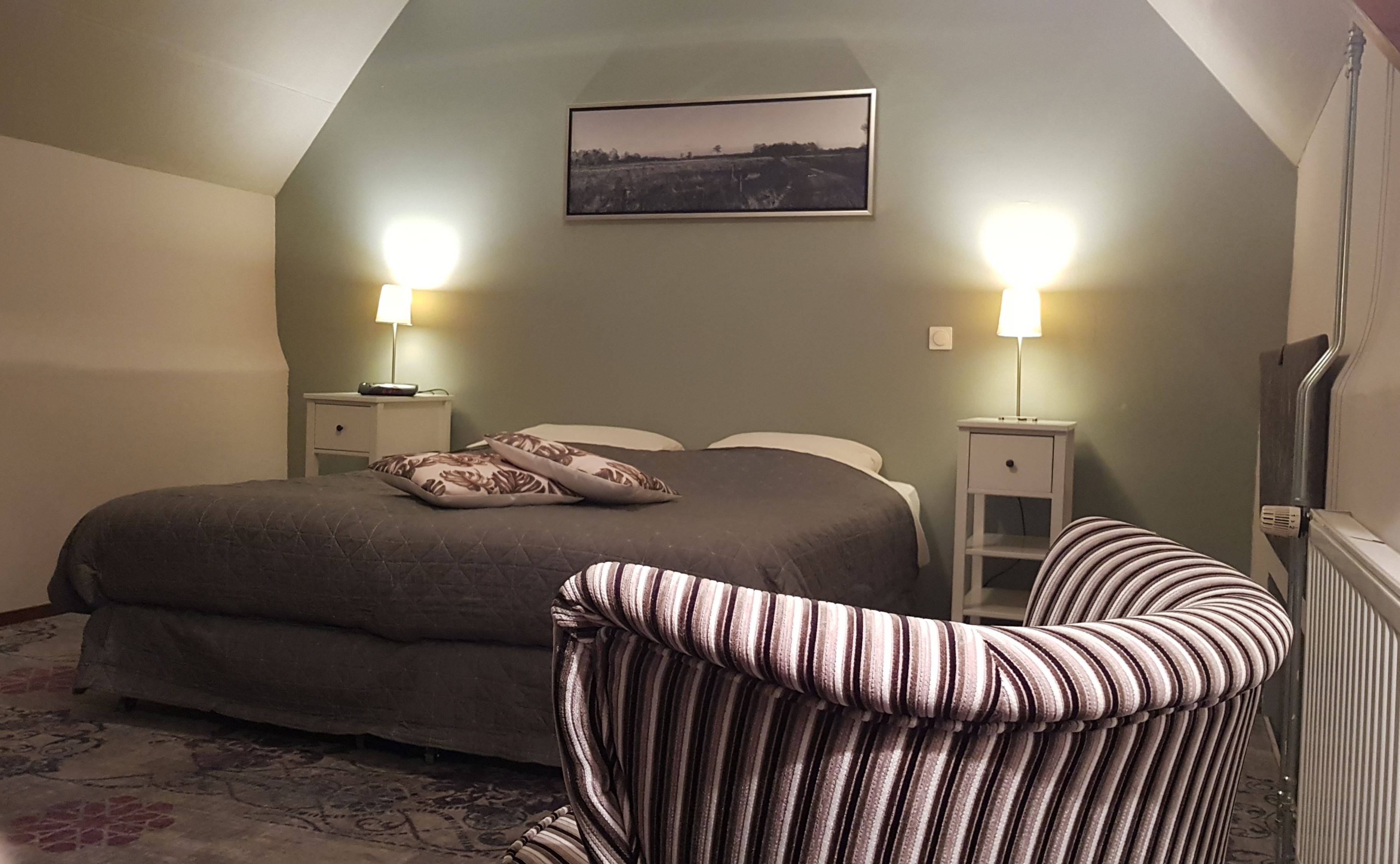 Sfeervolle hotelkamer onder het dak
