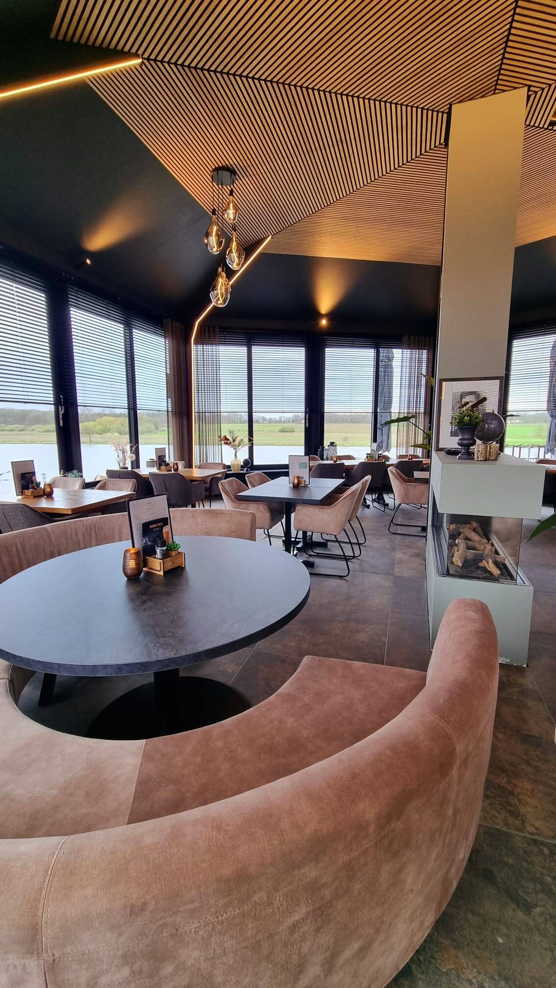 Ronde bank in het restaurant met uitzicht op de Maas
